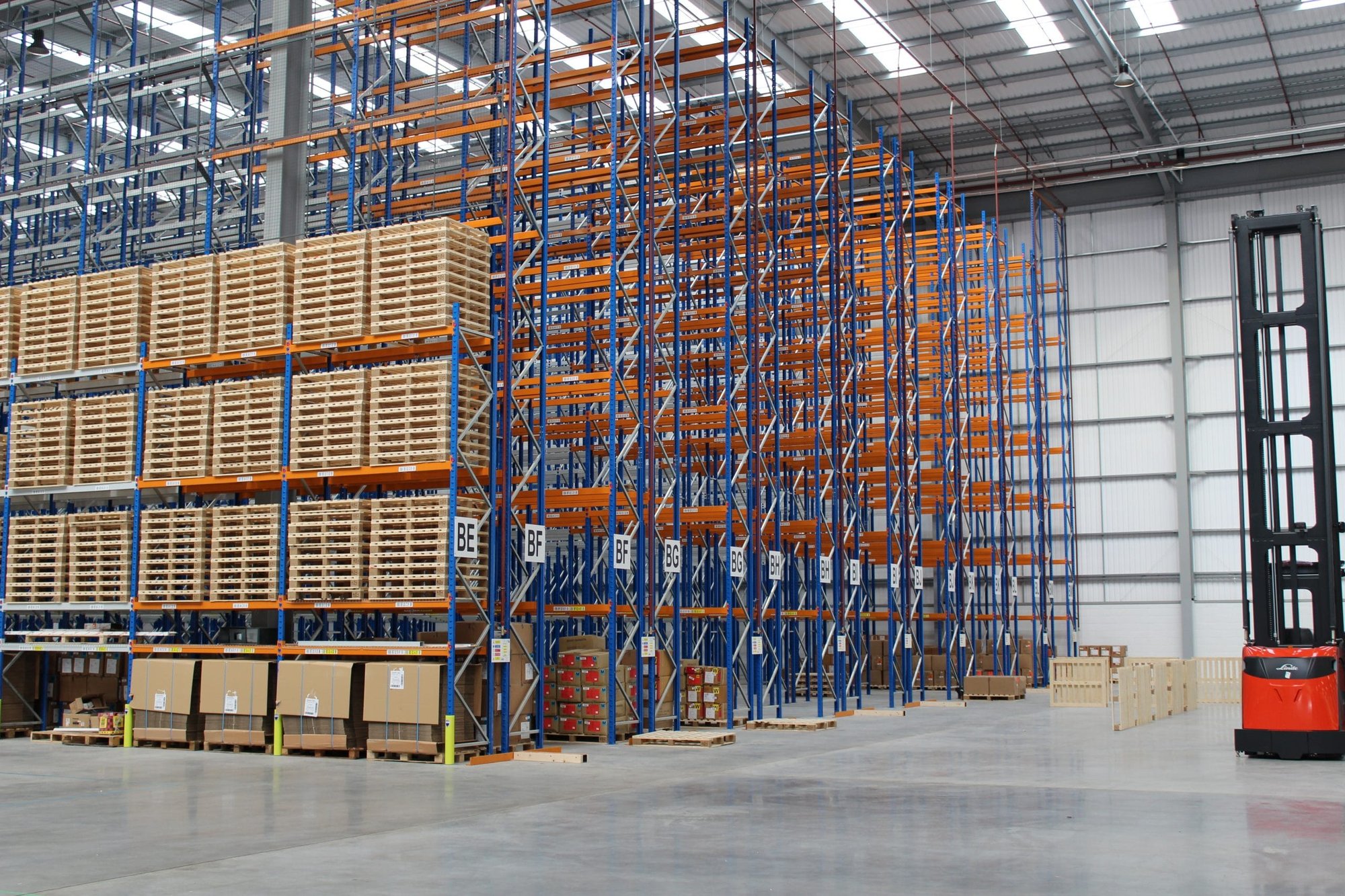 Very-Narrow-Pallet-Racking-System-VNA-2-scaled